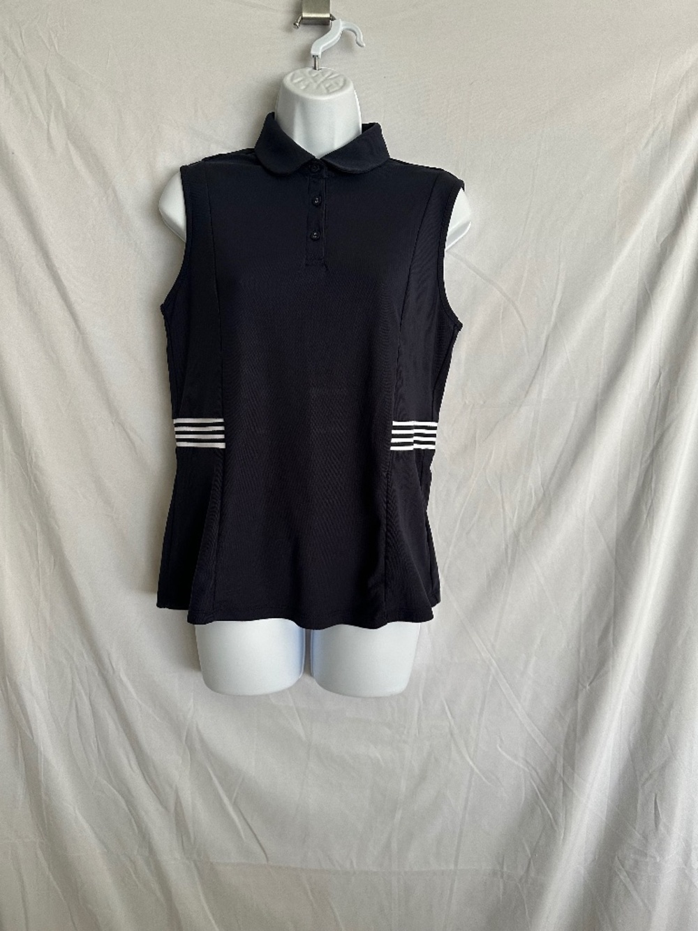 Nivo Sport, Navy sleeveless sport top, Size M